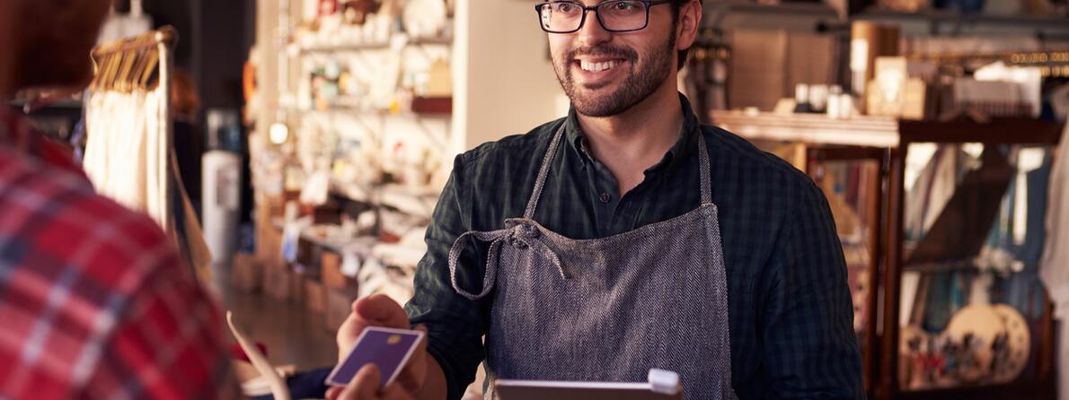 iStock-508312332 - cafe credit card iStock-508312332 - cafe credit card